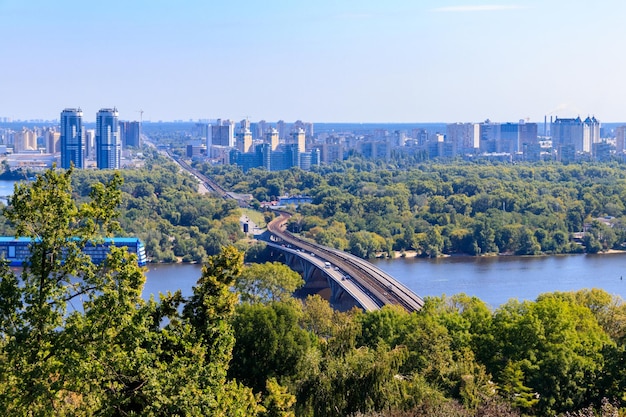 キーウウクライナキーウの街並みのメトロ橋とドニエプル川の航空写真