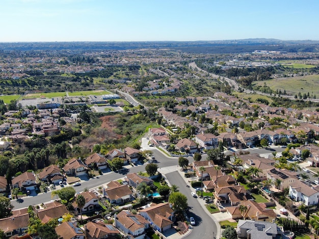 Veduta aerea del quartiere della classe media con ville nel sud della california negli stati uniti