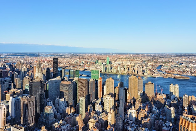 マンハッタンのミッドタウンと米国ニューヨークのロングアイランドシティの空中写真。