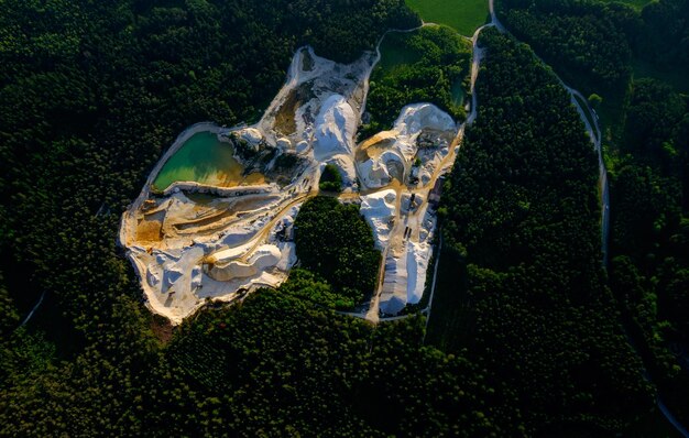 Photo aerial view of mining amidst trees