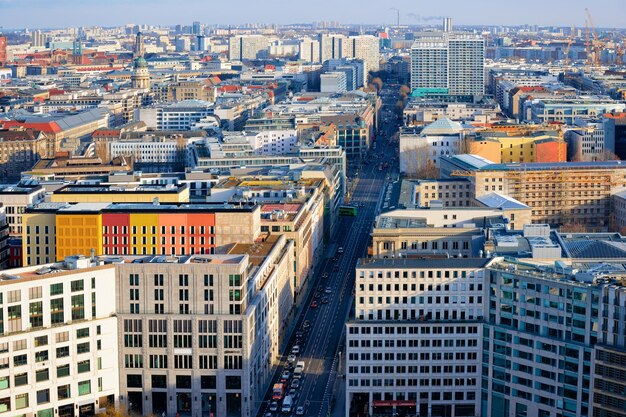 유럽의 독일 베를린에 있는 독일 도심의 포츠다머 플라츠 광장(Potsdamer Platz Square)에 있는 현대적인 건물 건축과 쇼핑 거리에 대한 공중 전망. 건물 건축입니다. 외관의 세부 사항입니다.