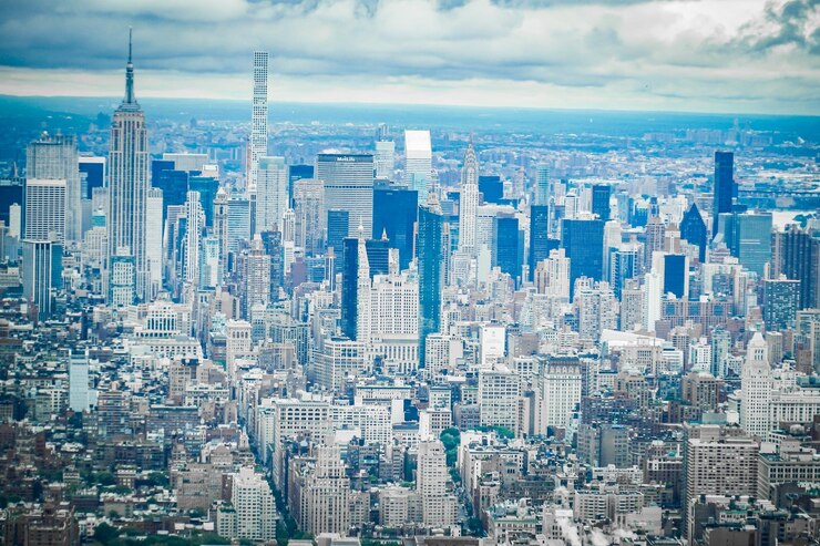 Photo 空に照らされた都市の近代的な建物の空中景色