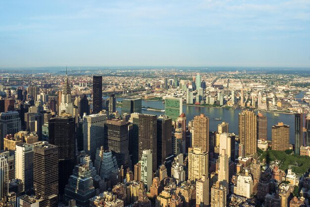 Vista aerea di edifici moderni in città contro il cielo