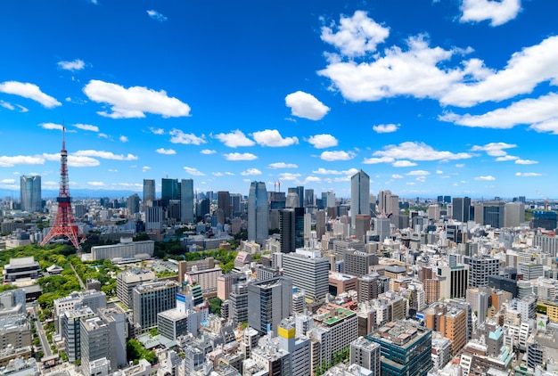 空から見た街の近代的な建物と空