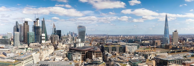 Foto vista aerea di edifici moderni in città contro il cielo