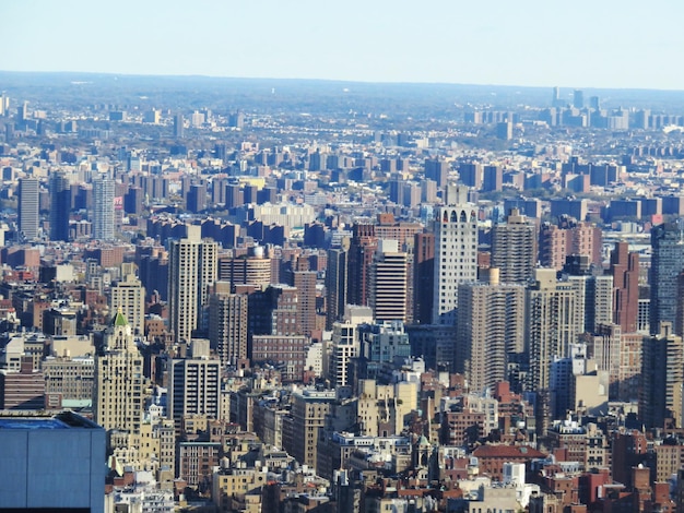 空から見た街の近代的な建物と空