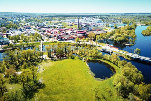 Foto vista aerea della moderna fabbrica di carta in città