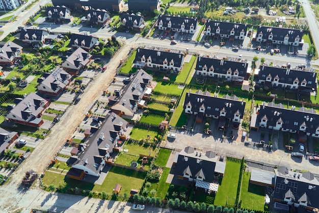 ヨーロッパの都市の近代的な住宅街の航空写真