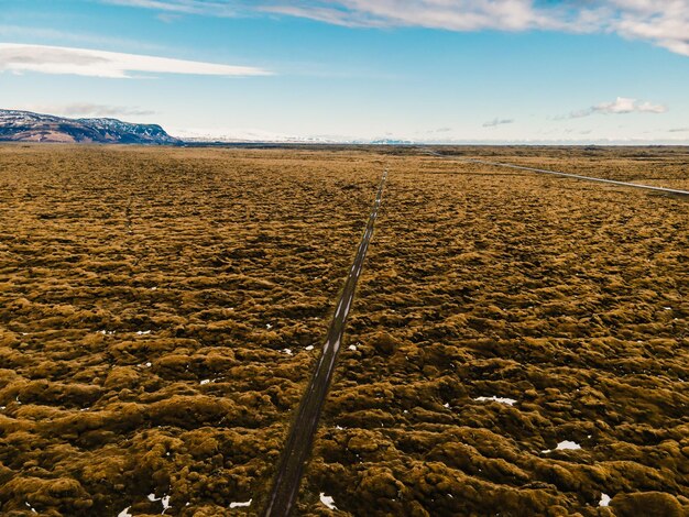 Foto vista aerea del campo di lava muschiosa in islanda europa campo di lava vulcanica ricoperto di muschio verde