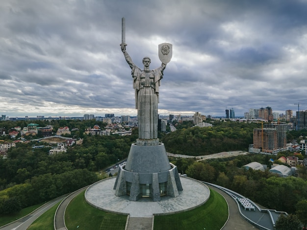 Вид с воздуха на памятник Родина-мать в центре города