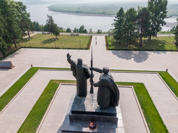 Foto vista aerea del monumento alla patria nella città di tomsk, siberia, russia