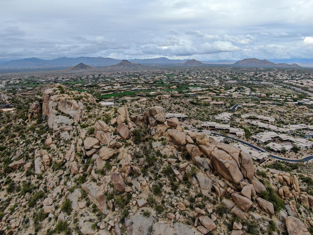 미국 스코츠데일 피닉스(Scottsdale Phoenix USA)의 빌라가 있는 산악 사막 풍경의 공중 전망