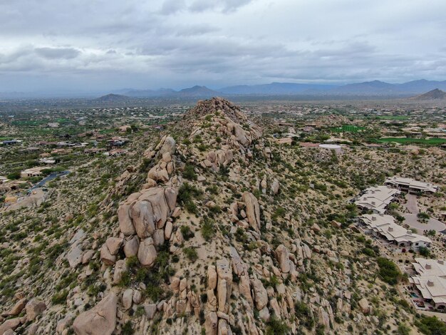 미국 스코츠데일 피닉스(Scottsdale Phoenix USA)의 빌라가 있는 산악 사막 풍경의 공중 전망