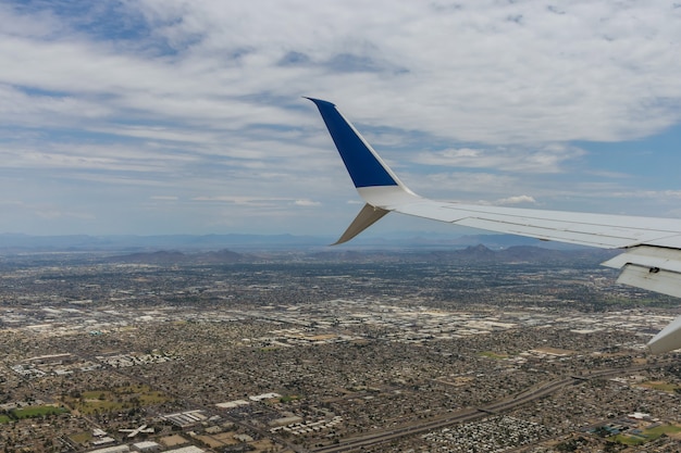 Вид с воздуха на гору из Скоттсдейла, недалеко от Финикса, штат Аризона, глядя вверх