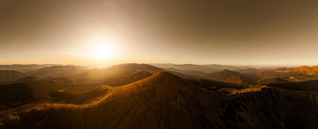 Vista aerea del paesaggio delle montagne dei carpazi delle colline della montagna