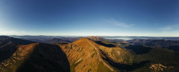 Vista aerea del paesaggio delle montagne dei carpazi delle colline della montagna