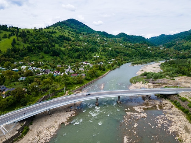 山の風景の空撮。ウクライナのカルパティア山脈と山の川のドローンショット