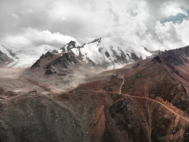 Veduta aerea del paesaggio di montagna in kazakistan