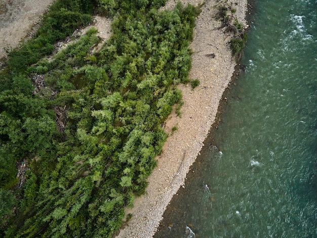 Вид с воздуха на ручей горной реки с ландшафтом долины камней Украина