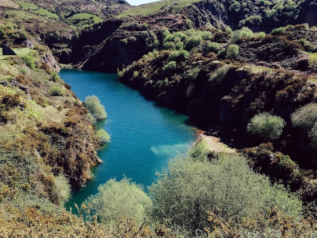 Photo aerial view of mountain with a lake