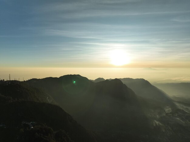 Photo aerial view mountains at bromo volcano during sunrise skybeautiful mountains penanjakan in bromo tengger semeru national parkeast javaindonesianature landscape background