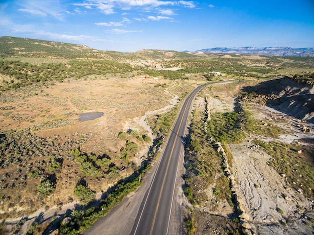 콜로라도 그랜드 정션 근처의 그랜드 메사 경관 도로(Grand Mesa Scenic Byway)에서 산의 공중 전망.