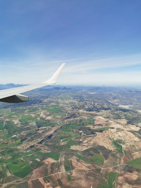 山と風力プロペラの航空写真