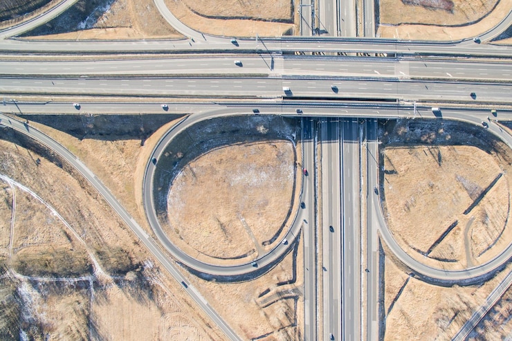 Photo aerial view of multiple lane highway in city on sunny day
