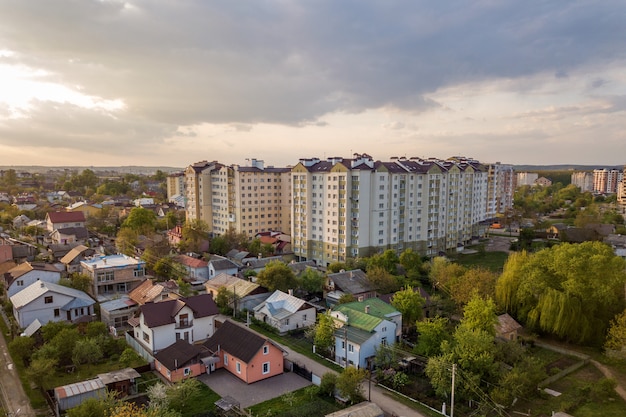 Вид с воздуха многоэтажных жилых домов в зеленом жилом районе.