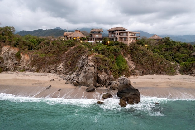 Photo aerial view of nature hills and beach of los naranjos in santa marta by tayrona national park in colombia