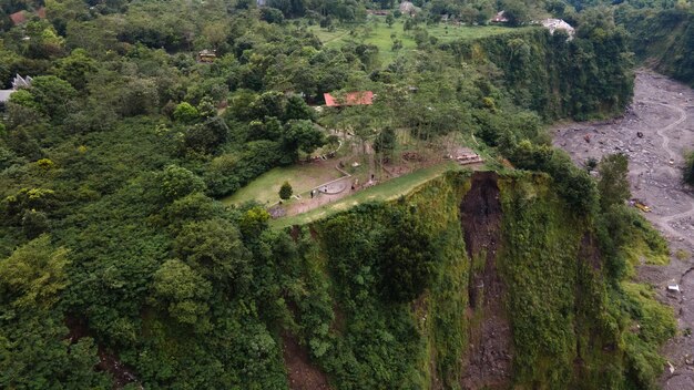 Nawang Jagad 관광 명소의 항공 보기 Merapi 산을 볼 수 있는 지점은 차가운 용암 흐름의 강과 가깝습니다.