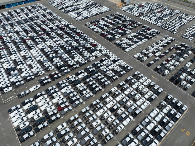 工場の駐車場にある新車在庫の空撮 列に駐車された車の上のビュー 自動車