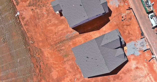建設現場で建設中の新築住宅の空中写真