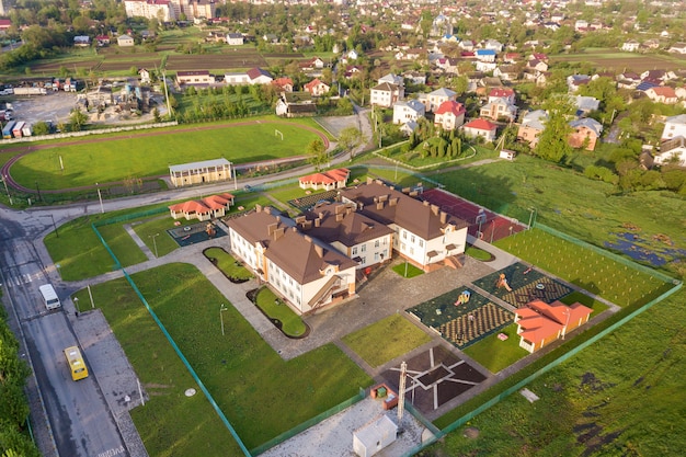 Vista aerea di nuovo edificio prescool nella zona rurale residenziale.