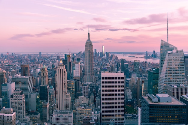 Вид с воздуха на нью-йорк ночью манхэттен сша пурпурный тонированный