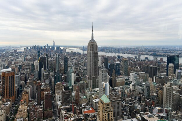 Photo aerial view of the new york city skyline from midtown manhattan