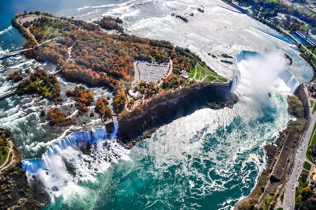 Vista aerea della cascata del niagara in autunno