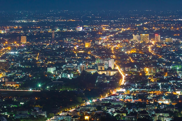 Vista aerea, vista della città di notte con cielo notturno. vista notturna invernale naturale in thailandia