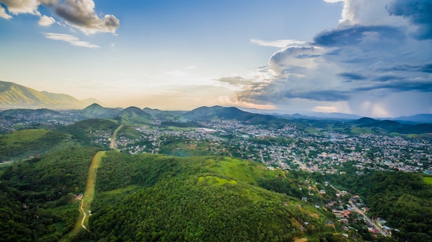 Vista aerea della città di montagna di nova iguacu.