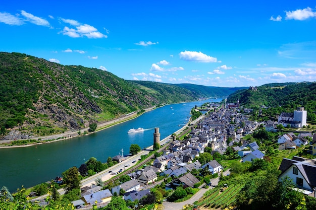 오버베젤 암 라인(Oberwesel am Rhein)의 공중 전망 라인강 상류 미텔라인(Mittelrhein) 상류의 작은 마을 아름다운 파노라마 엽서 전망 라인란트팔츠 라인란트 독일 유네스코