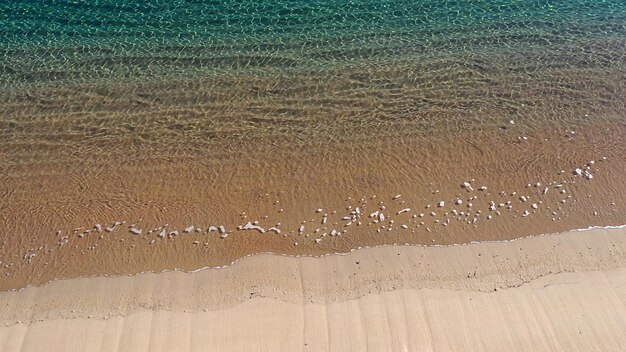 澄んだ水の海面の空中写真