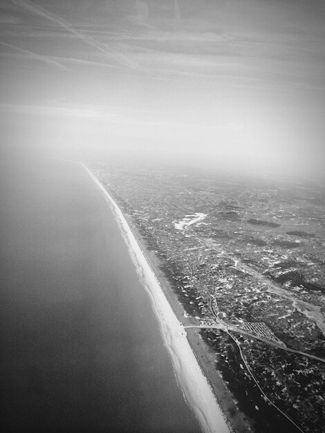 Photo aerial view of ocean and town