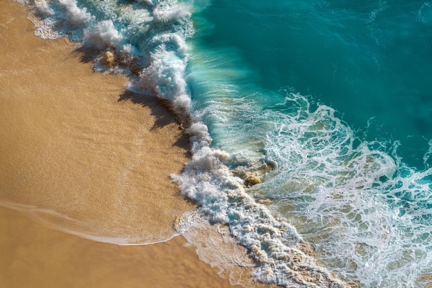 Foto vista aerea di ocean wave e kelingking beach nell'isola di nusa penida bali in indonesia