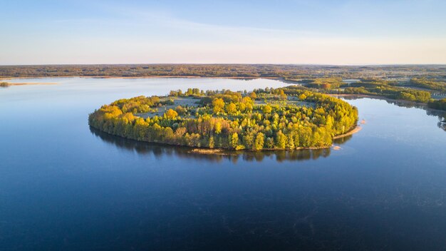 Фото Вид с воздуха на красивое озеро утром