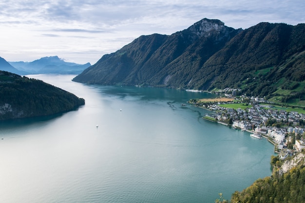 Фото Вид с воздуха на красивый горный пейзаж и деревню в швейцарии