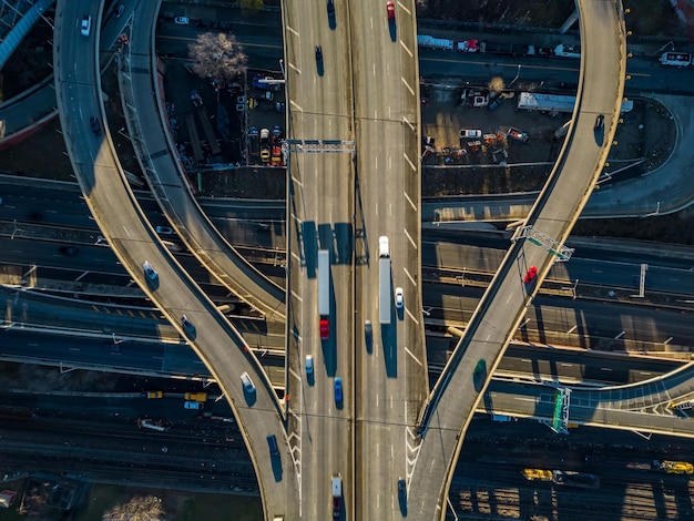 写真 ニューヨーク州ブロンクス の 繁忙 し た 都市 の 高速 道路 の 交差点 と 様々な 車 と バス の 空中 景色