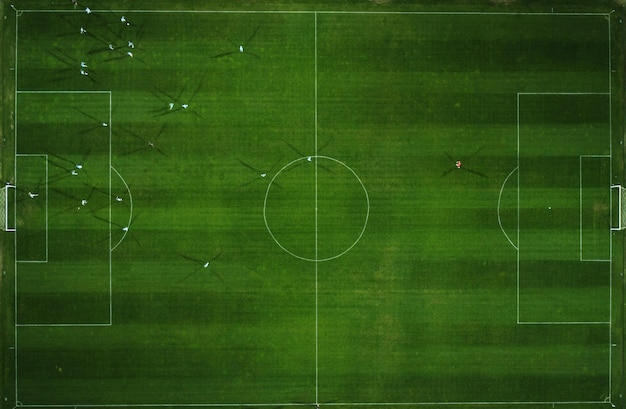 Фото Аэрофотоснимок футбольного матча футбол футбольное поле и футболисты с дрона