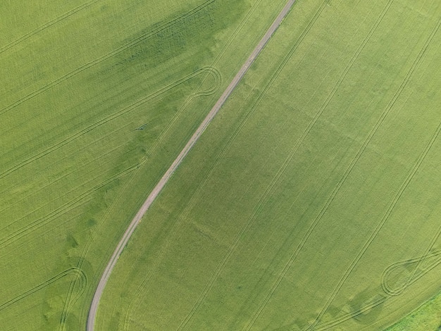 Фото Аэрофотоснимок зеленой сельской местности с дороги