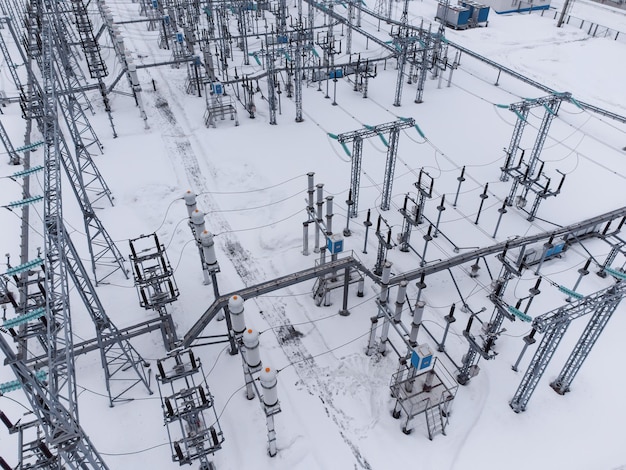 Фото Вид с воздуха на высоковольтную электрическую подстанцию в зимний сезон