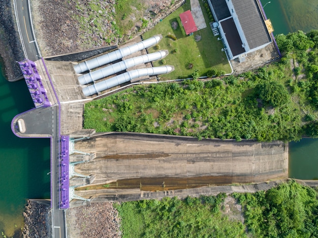 水力発電所、topview油圧バリアドアとパイプライン、コンクリートダムの下流の斜面の空撮。